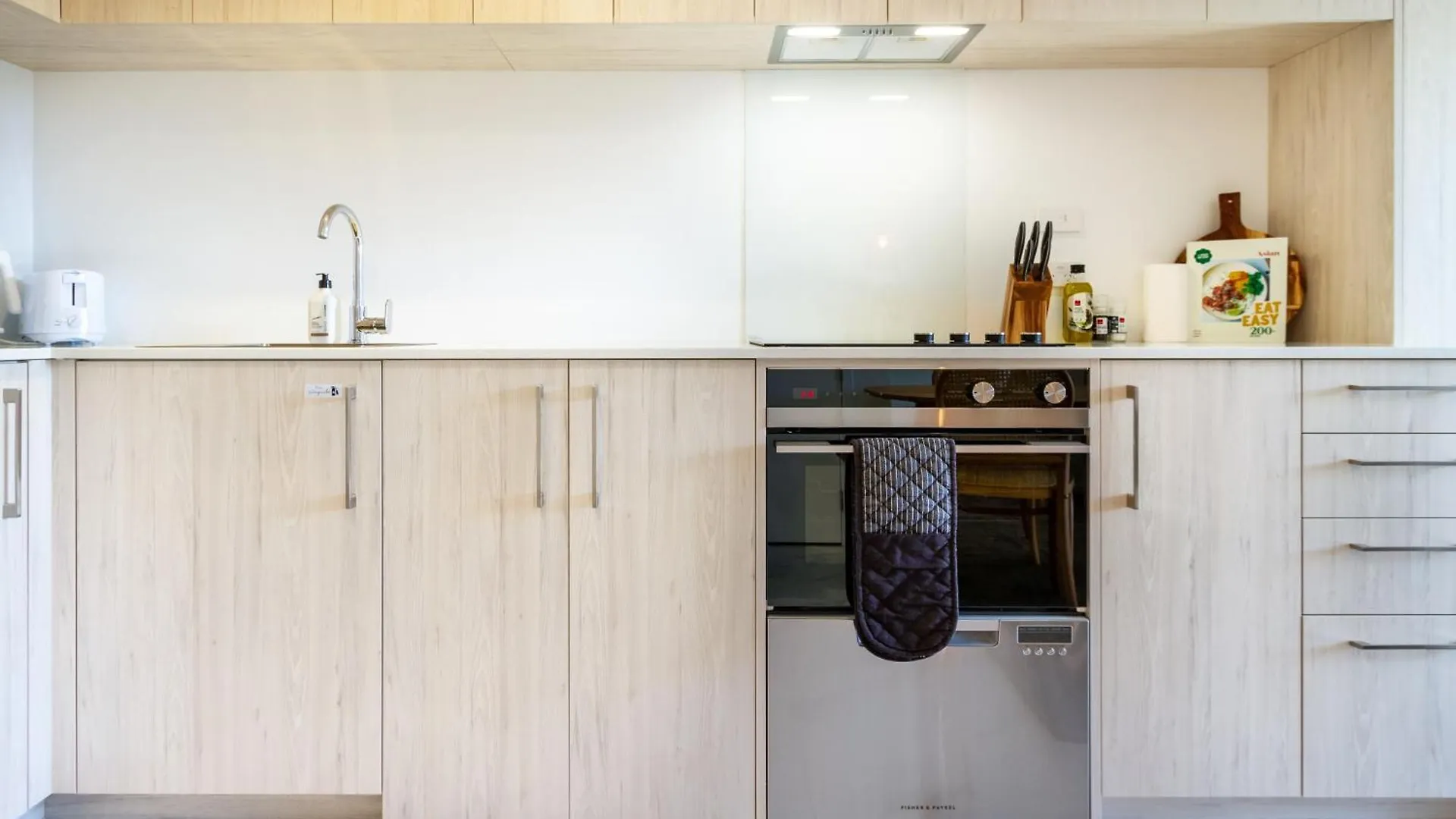 Apartment Downtown Delight: Studio At 8 Wilmer With Backyard Christchurch New Zealand