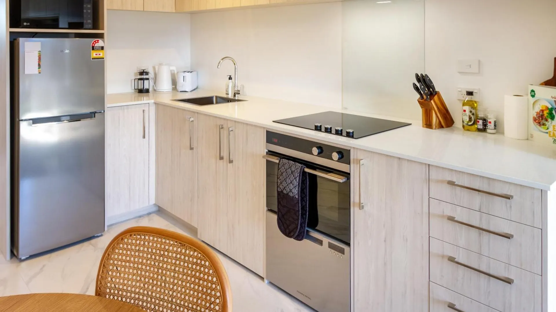 Downtown Delight: Studio At 8 Wilmer With Backyard Christchurch Apartment
