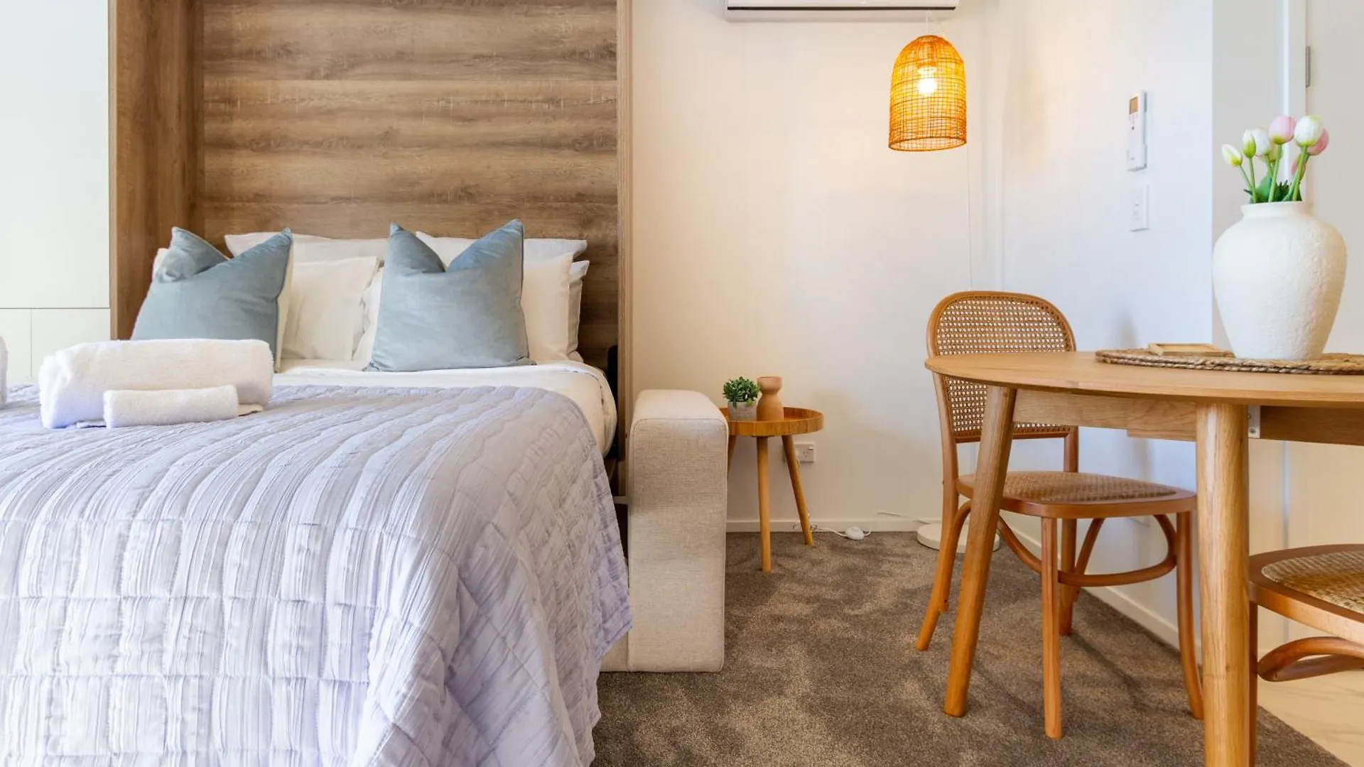 Apartment Downtown Delight: Studio At 8 Wilmer With Backyard Christchurch New Zealand