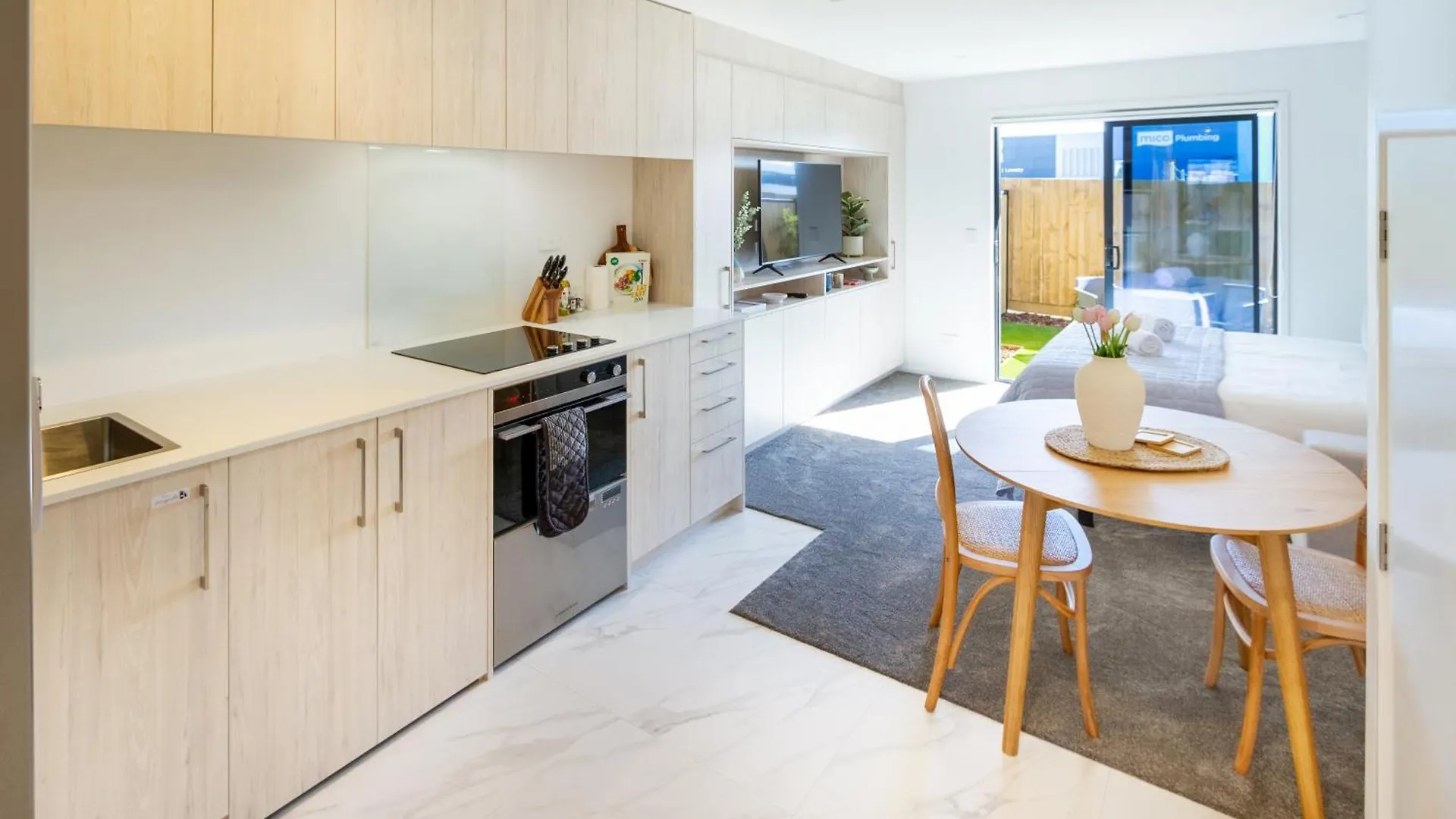Downtown Delight: Studio At 8 Wilmer With Backyard Christchurch New Zealand