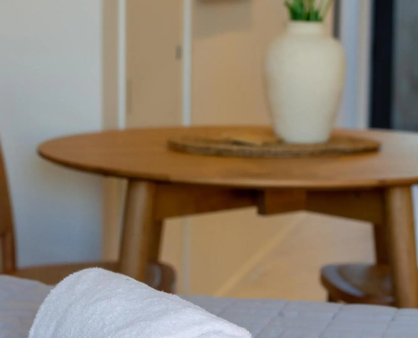 Downtown Delight: Studio At 8 Wilmer With Backyard Christchurch Appartamento
