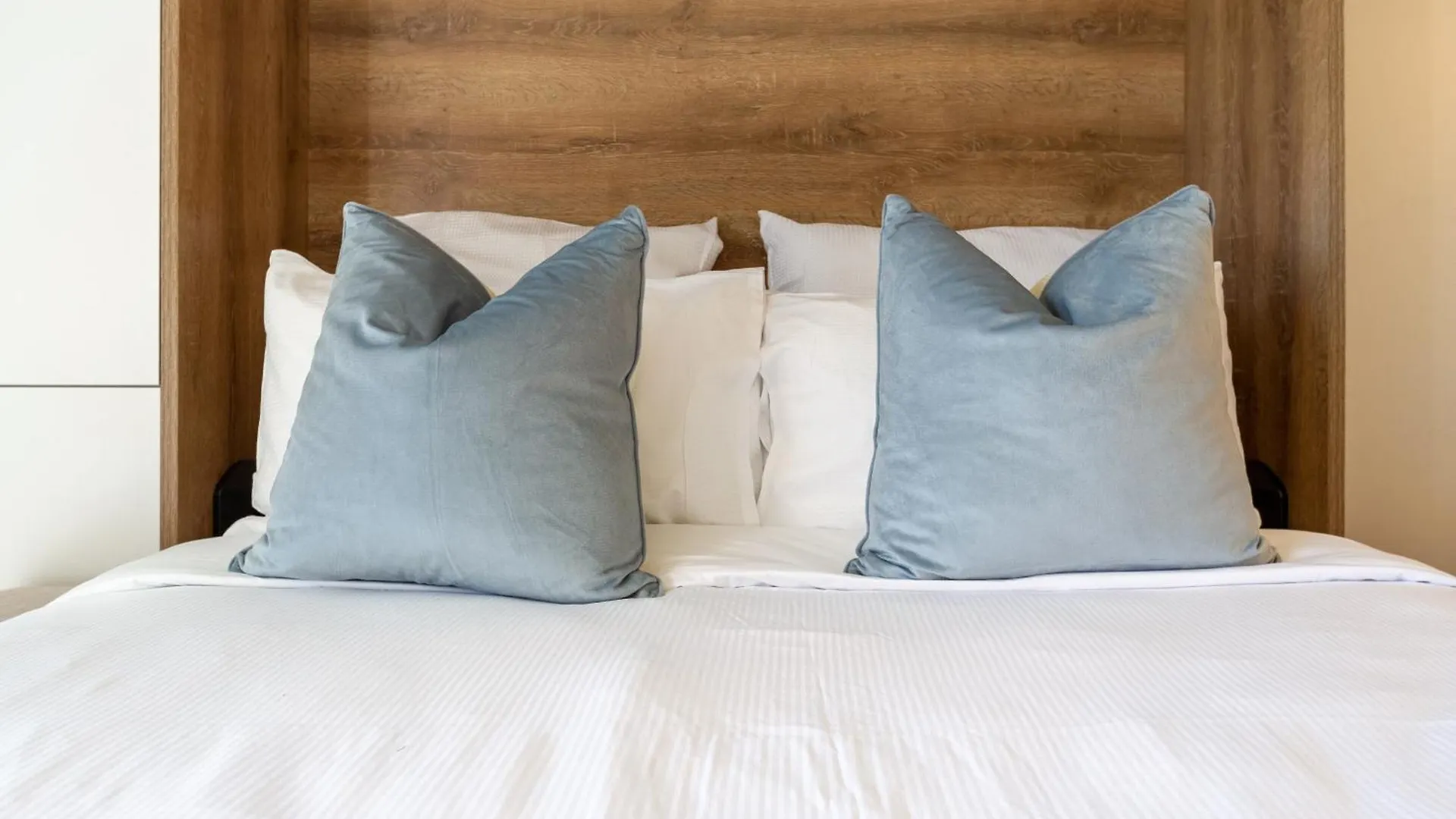 Downtown Delight: Studio At 8 Wilmer With Backyard Christchurch Nuova Zelanda