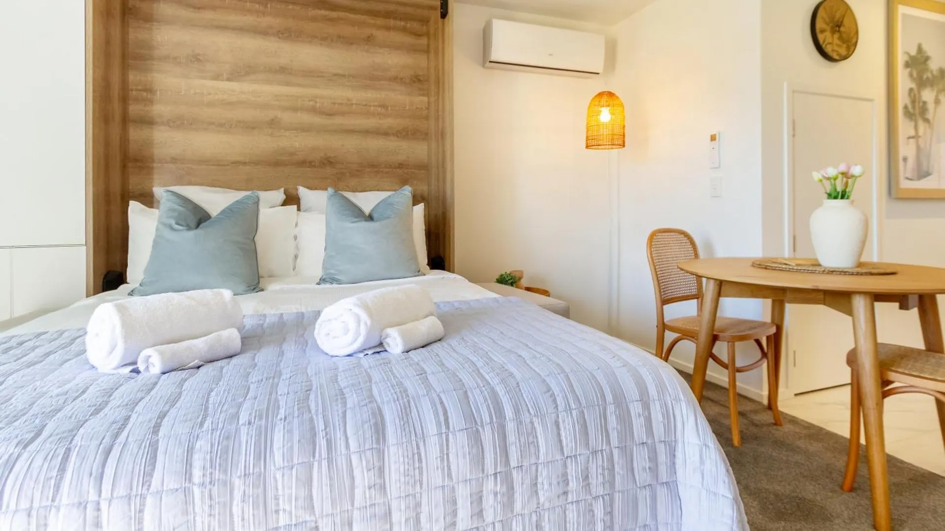 Downtown Delight: Studio At 8 Wilmer With Backyard Christchurch Appartamento
