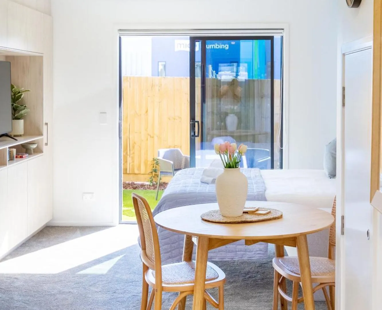 Downtown Delight: Studio At 8 Wilmer With Backyard Christchurch 0*,